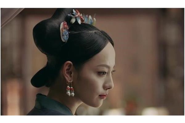 绝色无双高分攻略1、向右转在树下拿软管