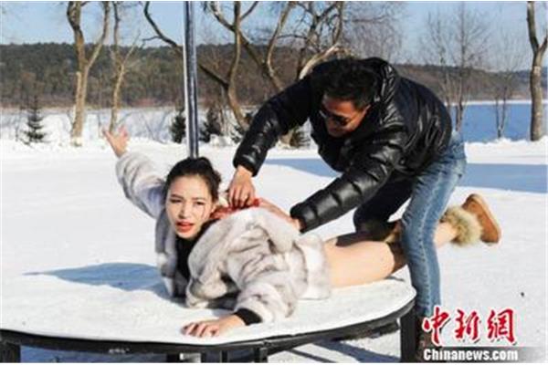脱下游戏真人的衣服,完成了游戏网站入口