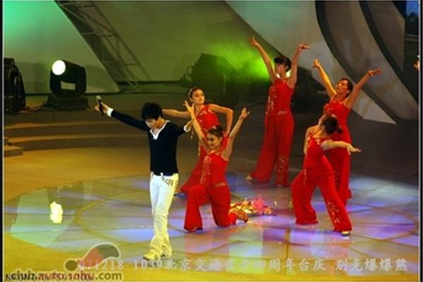 李嘉欣台庆为什么被封号?2009年超级女声评委简介