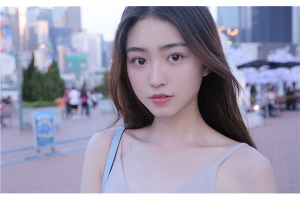 在电脑桌面上找一张漂亮的壁纸,一张性感美丽的美女照片和壁纸的背面