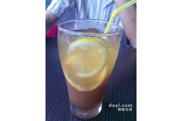 帮他喝柠檬茶和用手敲打柠檬茶的方法